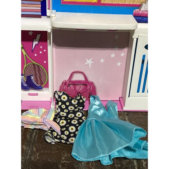 Mattel Barbie Dream Closet Playset With Clothes and Hangers - Picture 13 of 16